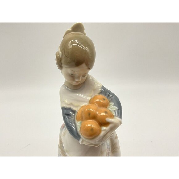 Lladro "VALENCIAN GIRL HOLDING ORANGES" Retired Porcelain Figurine # 4841 Mint - Picture 12 of 16